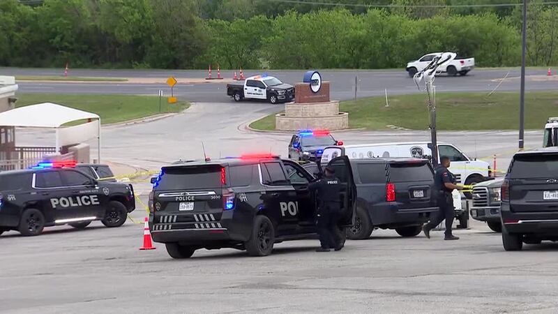 Reportan caso de homicidio-suicidio en el estacionamiento de un distrito escolar. Autoridades...