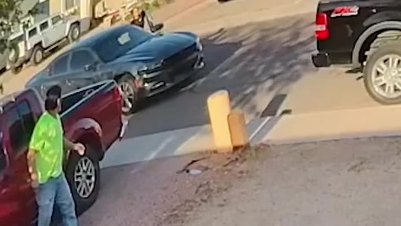 Captado dramático momento en el que un hombre es detenido frente a su casa justo después de...