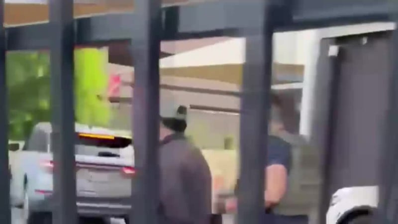 El momento en que ICE se lleva a padre hispano sustento de dos pequeños, quien se dirigía a su...