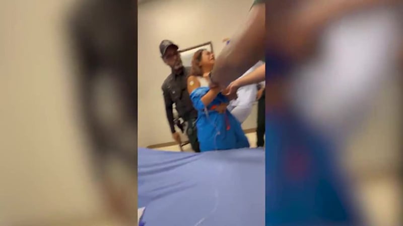 Una madre y su hija terminaron bajo custodia migratoria después de acudir al hospital luego de...