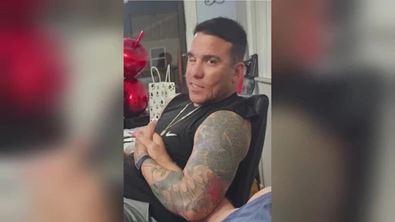 Autoridades aún buscan a su novio, a quien consideran armado y peligroso.