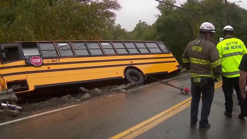 Autobús escolar choca que queda colgando. No había estudiantes a bordo en el momento del...