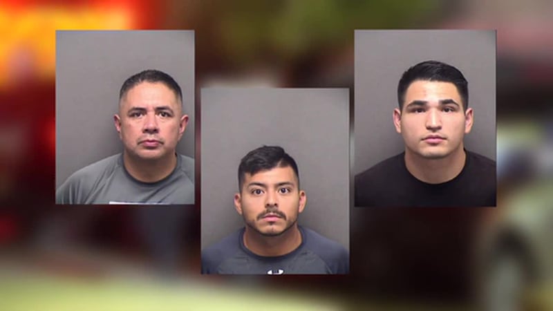 Declaran no culpables a tres policías enjuiciados por la muerte a balazos de una hispana en su...